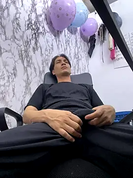 Snapshot of StevenHumps chatting on October 2025 07:51:01 AM StevenHumps online show from October 2025 07:51:01 AM