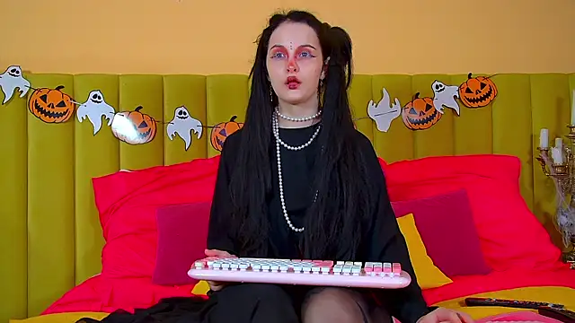 MollyMillsen online show from October 2025 06:20:01 PM