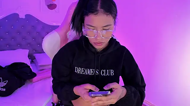 Snapshot of _Sharloth_ chatting on September 2025 01:35:02 PM Sharloth online show from September 2025 01:35:02 PM