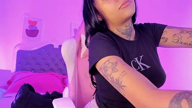 Snapshot of _Sharloth_ chatting on September 2025 01:03:01 PM Sharloth online show from September 2025 01:03:01 PM