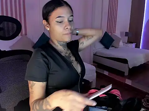 Snapshot of _Sharloth_ chatting on December 2025 03:50:02 PM Sharloth online show from December 2025 03:50:02 PM