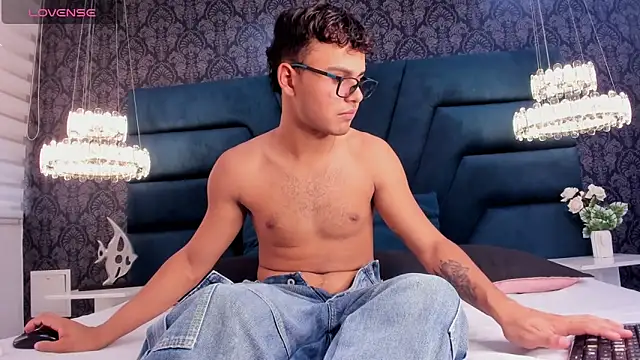 Snapshot of Tthiago_cruz chatting on November 2025 08:21:02 PM Tthiago cruz online show from November 2025 08:21:02 PM