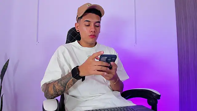 Nickyblazze  online show from September 2025 01:33:02 PM