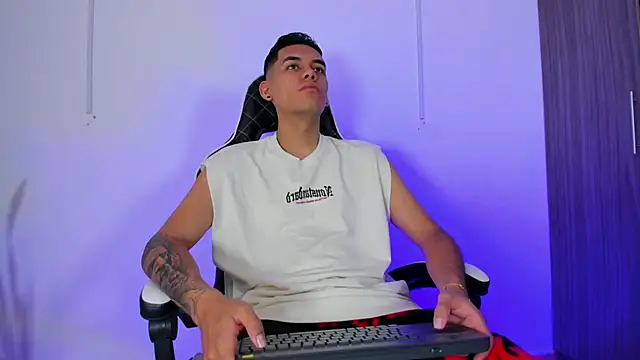 Nickyblazze  online show from September 2025 02:07:02 PM