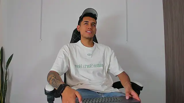 Nickyblazze  online show from September 2025 02:00:01 PM