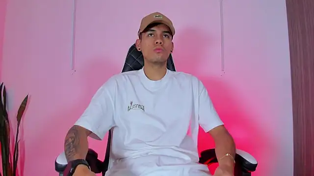 Nickyblazze  online show from October 2025 12:04:02 PM