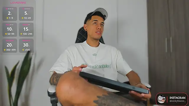 Nickyblazze  online show from November 2025 12:48:02 PM