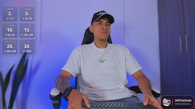 Nickyblazze  online show from November 2025 01:17:02 PM