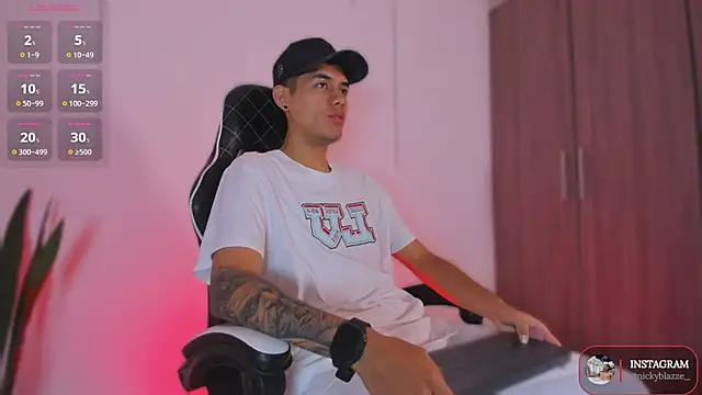 Nickyblazze  online show from November 2025 11:57:02 AM