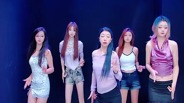 queen-001 online show from September 2025 10:35:02 PM