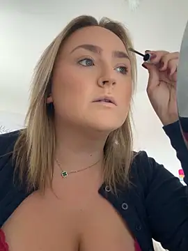 Elliemaee online show from September 2025 11:12:01 AM