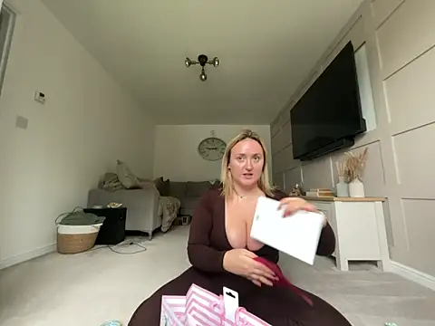 Elliemaee online show from October 2025 11:29:02 AM