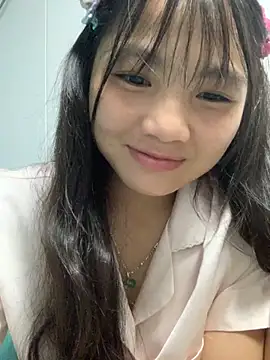 Emlyly-18 online show from October 2025 02:48:01 PM