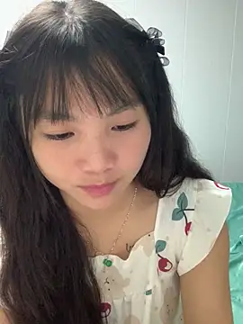 Emlyly-18 online show from October 2025 01:33:02 PM