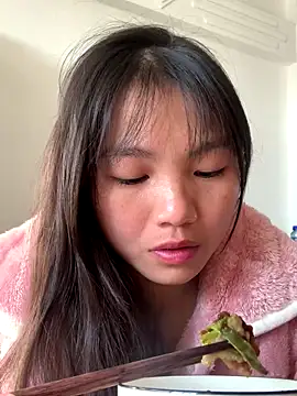 Emlyly-18 online show from November 2025 12:43:02 AM