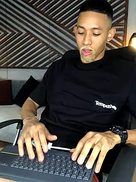 Snapshot of B_Wild chatting on October 2025 04:15:01 AM B Wild online show from October 2025 04:15:01 AM