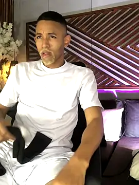 Snapshot of B_Wild chatting on November 2025 03:52:02 AM B Wild online show from November 2025 03:52:02 AM