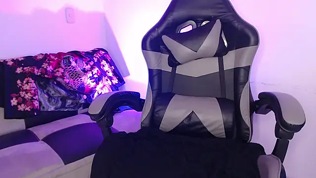 GwenHazel online show from October 2025 11:43:02 AM