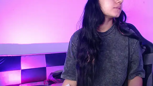 GwenHazel online show from November 2025 11:24:01 AM