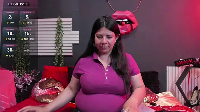Snapshot of kinky_momm chatting on June 2026 01:15:02 PM kinky momm online show from June 2026 01:15:02 PM