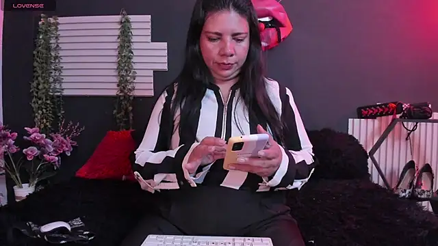 Snapshot of kinky_momm chatting on July 2026 02:54:01 PM kinky momm online show from July 2026 02:54:01 PM