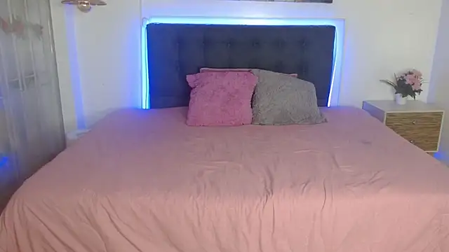  Luna Vixen online show from September 2025 06:00:01 PM