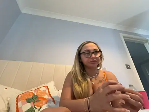 petitelucyXoxx online show from May 2026 06:03:01 PM