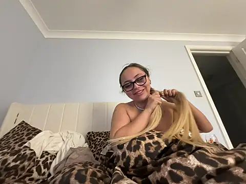 Snapshot of petitelucyXoxx chatting on July 2026 11:22:01 PM petitelucyXoxx online show from July 2026 11:22:01 PM
