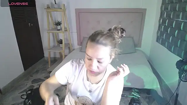 Snapshot of Dulce__Lovee chatting on November 2025 10:20:02 PM Dulce Lovee online show from November 2025 10:20:02 PM