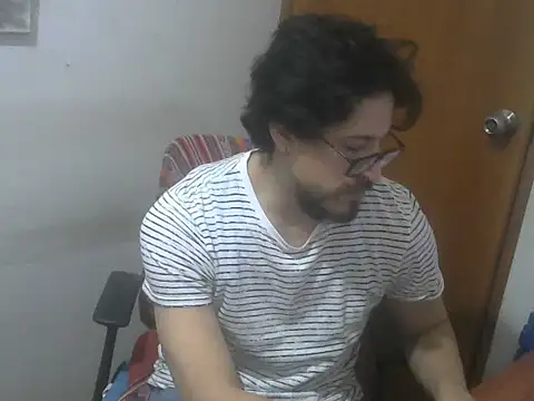 Snapshot of GuivernoStud chatting on September 2025 04:45:01 AM GuivernoStud online show from September 2025 04:45:01 AM