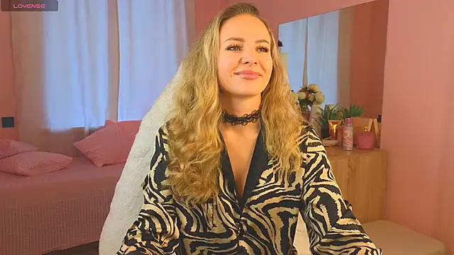 Snapshot of Hloya_Mei chatting on September 2025 03:08:02 AM Hloya Mei online show from September 2025 03:08:02 AM