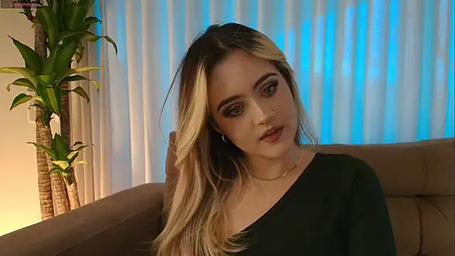 Snapshot of MaryMoon_ chatting on November 2025 10:12:01 PM MaryMoon online show from November 2025 10:12:01 PM