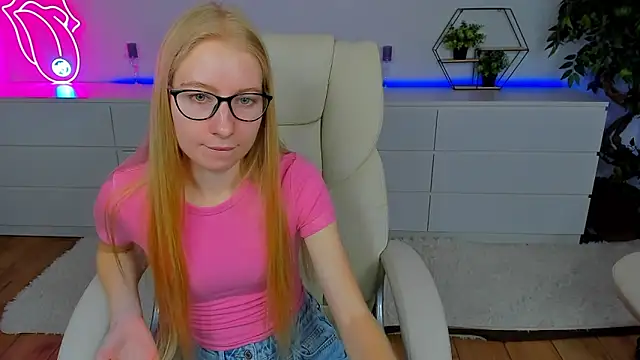 Snapshot of Alina_Blonde chatting on September 2025 05:40:02 AM Alina Blonde online show from September 2025 05:40:02 AM