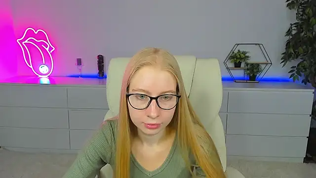 Snapshot of Alina_Blonde chatting on September 2025 05:40:01 AM Alina Blonde online show from September 2025 05:40:01 AM