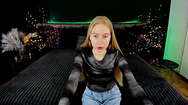 Snapshot of Alina_Blonde chatting on September 2025 12:04:02 PM Alina Blonde online show from September 2025 12:04:02 PM