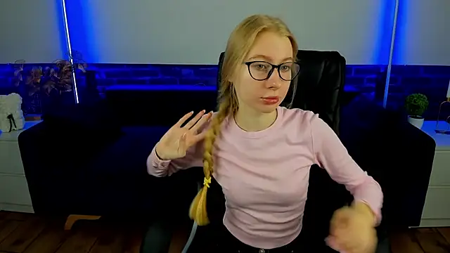 Snapshot of Alina_Blonde chatting on September 2025 05:44:01 AM Alina Blonde online show from September 2025 05:44:01 AM