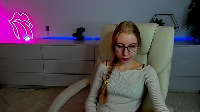 Snapshot of Alina_Blonde chatting on September 2025 05:44:02 AM Alina Blonde online show from September 2025 05:44:02 AM