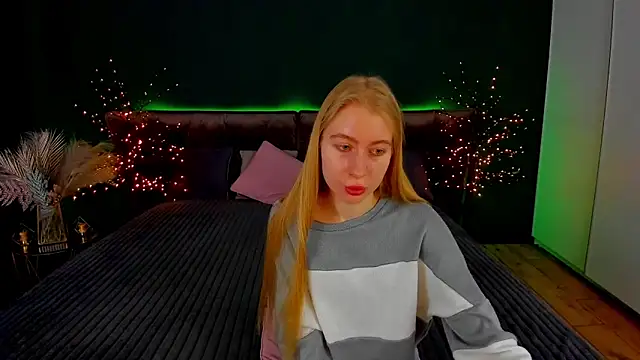 Snapshot of Alina_Blonde chatting on September 2025 05:45:02 AM Alina Blonde online show from September 2025 05:45:02 AM