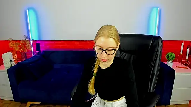 Snapshot of Alina_Blonde chatting on September 2025 05:34:02 AM Alina Blonde online show from September 2025 05:34:02 AM