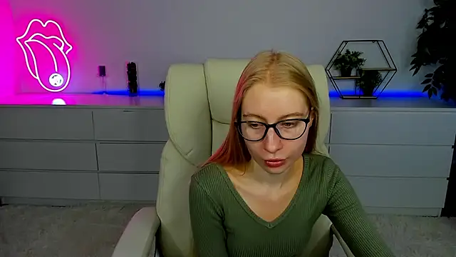 Snapshot of Alina_Blonde chatting on October 2025 12:02:02 PM Alina Blonde online show from October 2025 12:02:02 PM