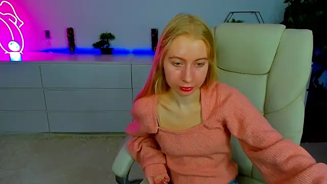 Snapshot of Alina_Blonde chatting on October 2025 05:39:02 AM Alina Blonde online show from October 2025 05:39:02 AM