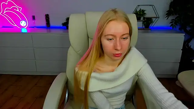 Snapshot of Alina_Blonde chatting on November 2025 06:34:02 AM Alina Blonde online show from November 2025 06:34:02 AM