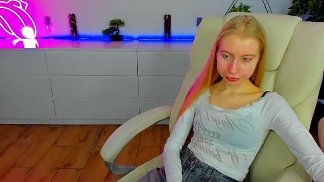 Snapshot of Alina_Blonde chatting on November 2025 06:35:01 AM Alina Blonde online show from November 2025 06:35:01 AM