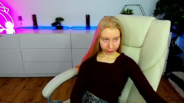 Snapshot of Alina_Blonde chatting on November 2025 06:39:03 AM Alina Blonde online show from November 2025 06:39:03 AM