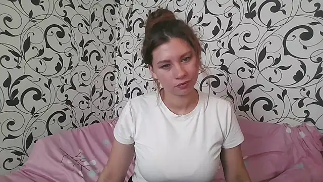 YourEmilie online show from October 2025 08:01:01 AM