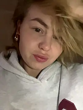 Snapshot of MartaLuna_ chatting on October 2025 12:16:01 PM MartaLuna online show from October 2025 12:16:01 PM