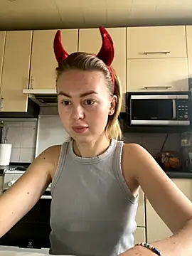 Snapshot of MartaLuna_ chatting on October 2025 08:40:01 AM MartaLuna online show from October 2025 08:40:01 AM