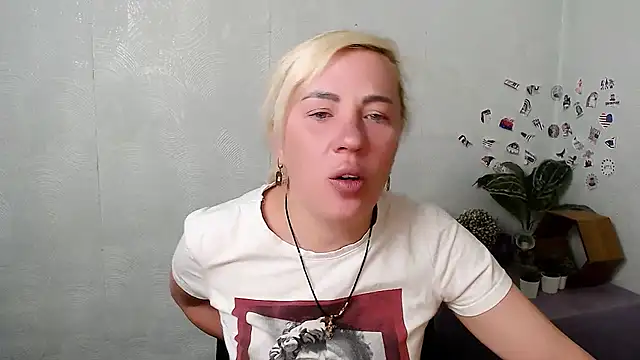 Snapshot of EmmaCat_ chatting on May 2026 04:07:02 AM EmmaCat online show from May 2026 04:07:02 AM