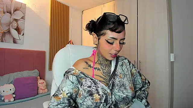 Snapshot of KoraRousee chatting on October 2025 01:40:02 PM KoraRousee online show from October 2025 01:40:02 PM