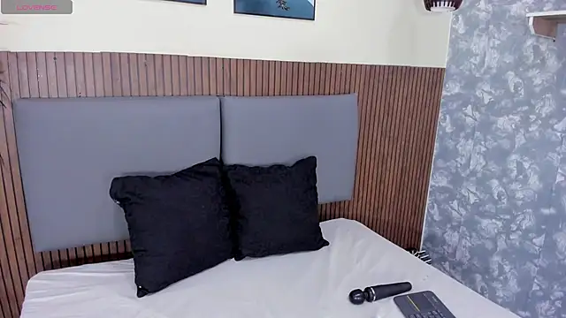 EmillyHarper  online show from November 2025 04:00:02 AM